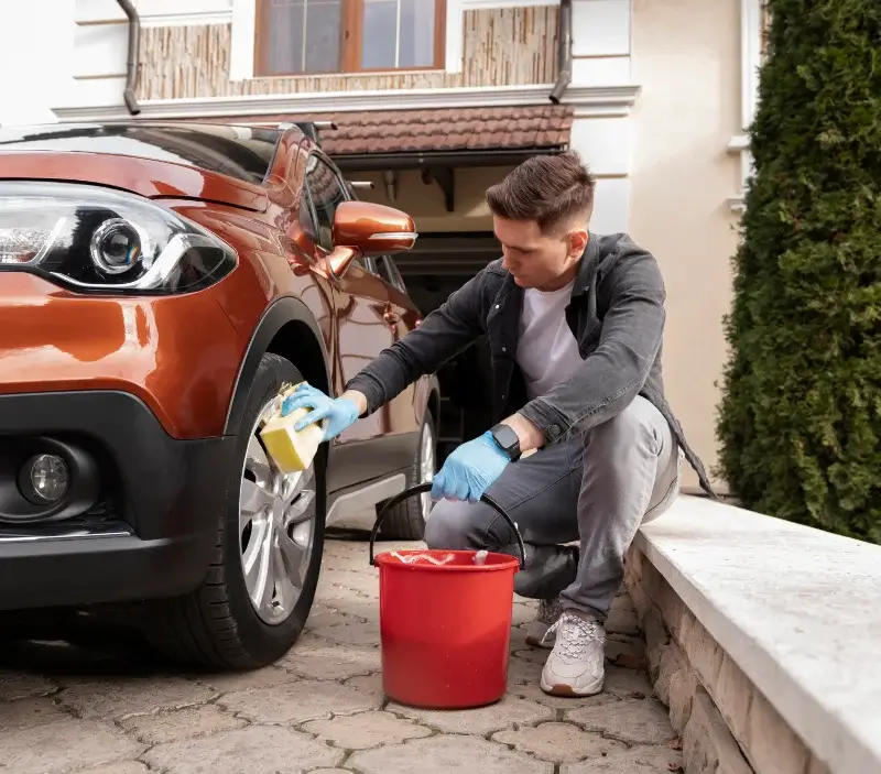 Lavage auto à domicile Saint-Denis-lès-Rebais : professionnel intervenant sur un véhicule